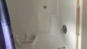 Baignoire, sèche-cheveux, serviettes fournies, savon