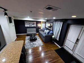 Smart-TV, Kamin, DVD-Player, Bücher