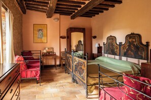 6 bedrooms, desk, iron/ironing board, travel cot