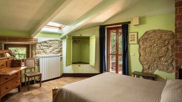 6 camere, una scrivania, ferro/asse da stiro, culla da viaggio