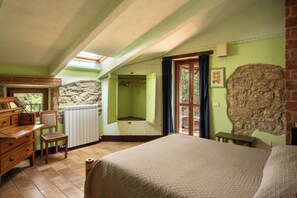 6 chambres, bureau, fer et planche à repasser, lit parapluie