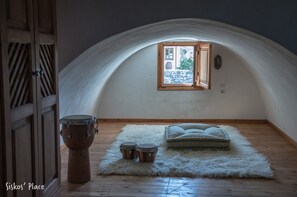 Cottage, 2 Bedrooms, Sea View, Courtyard Area | 2 bedrooms, Egyptian cotton sheets, premium bedding, in-room safe - Siskosplace (Santorini)