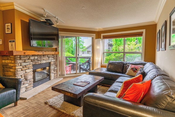 TV, fireplace, DVD player - Aspen #258 Prime Ski-in Ski-out Location! Pool, Hot tubs, BBQ, sleeps 6 (Whistler)