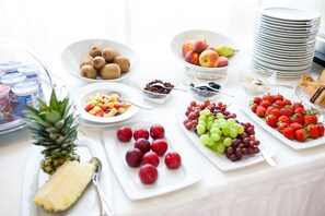 Aamiainen (6 EUR per henkilö)