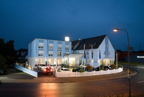Front of property - evening/night - Hotel Restaurant Vater Rhein (Woerth am Rhein)