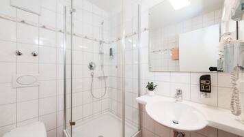 Douche, articles de toilette gratuits, sĂšche-cheveux