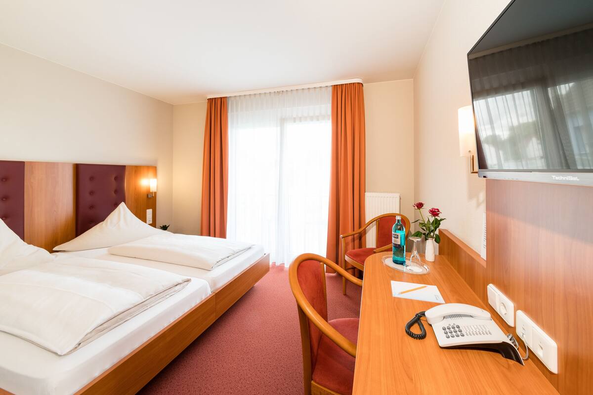 business double or twin room | minibar, desk, soundproofing, iron/ironing board