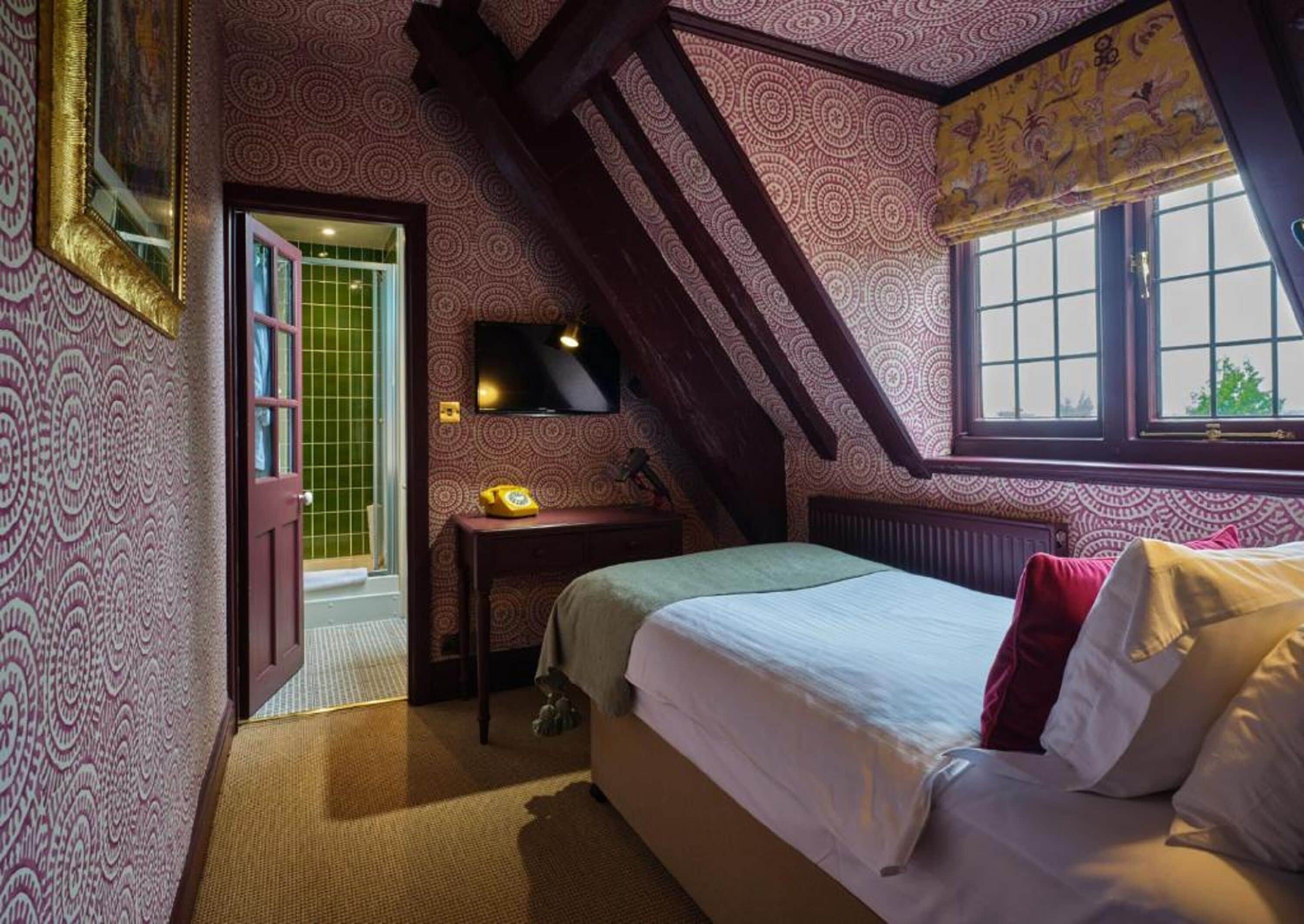 standard single room | 1 bedroom, memory-foam beds, in-room safe, individually decorated