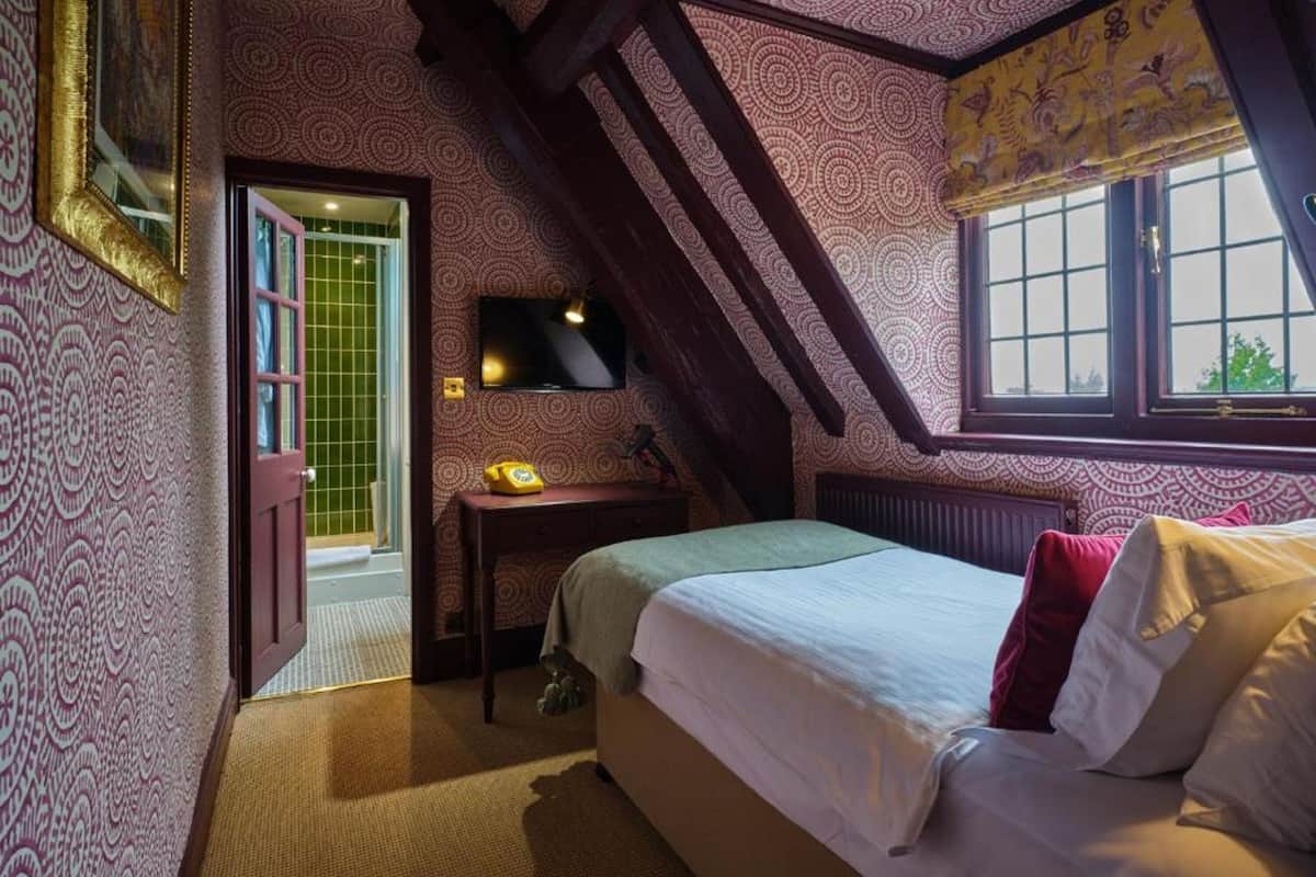 standard single room | 1 bedroom, memory-foam beds, in-room safe, individually decorated