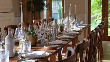 Breakfast, dinner, brunch served; British cuisine
