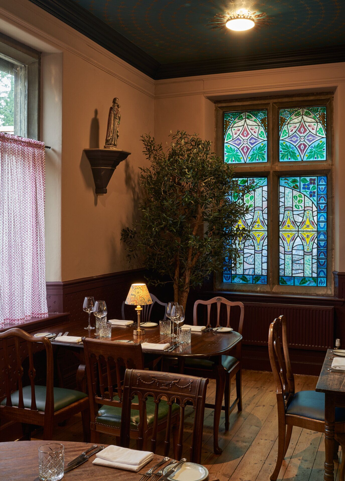 breakfast, dinner, brunch served; british cuisine