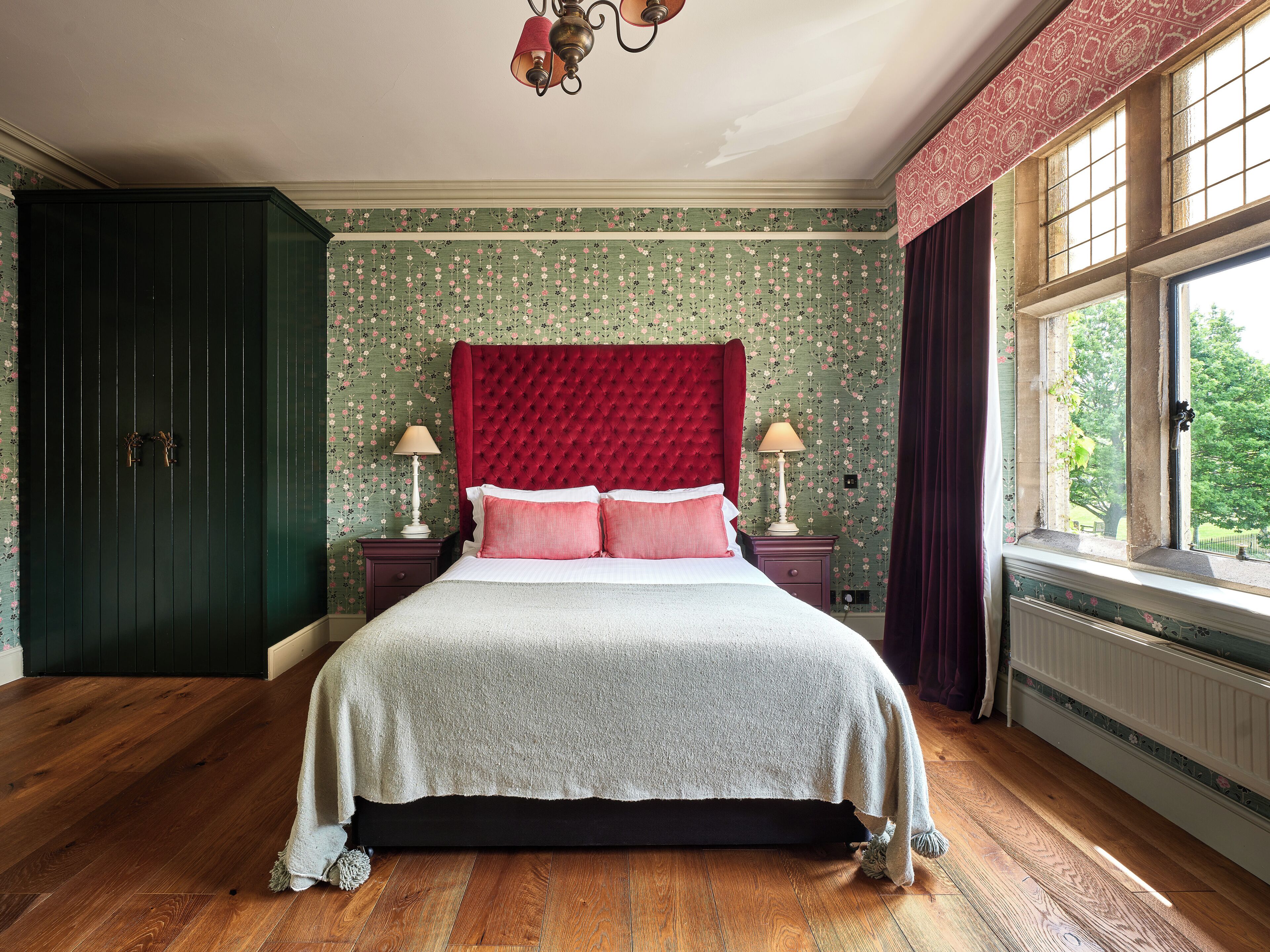 Dobbeltrom – classic | Memory foam-senger, safe på rommet og individuelt dekorert