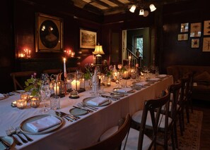 Breakfast, dinner, brunch served; British cuisine 