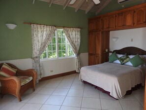 5 عدّة غرف نوم وخدمة الإنترنت وملاءات أسرّة