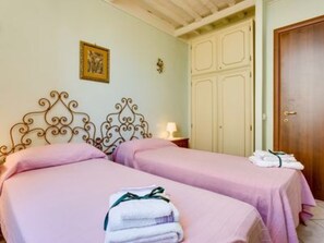 3 bedrooms, in-room safe, desk, iron/ironing board