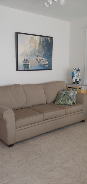 Smart TV, toys - LINDA  GAYE'S HISTORIC  COTTAGE NEAR BEACH & PROMENADE  STAR # O4298 (Sylvan Lake)