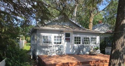 LINDA  GAYE's HISTORIC  COTTAGE NEAR BEACH & PROMENADE