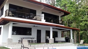 Outdoor dining - WHALES TAIL View Exotic Designer House 13 acre PRIVACY, Birding  w 50 MILE VIEW (Uvita)