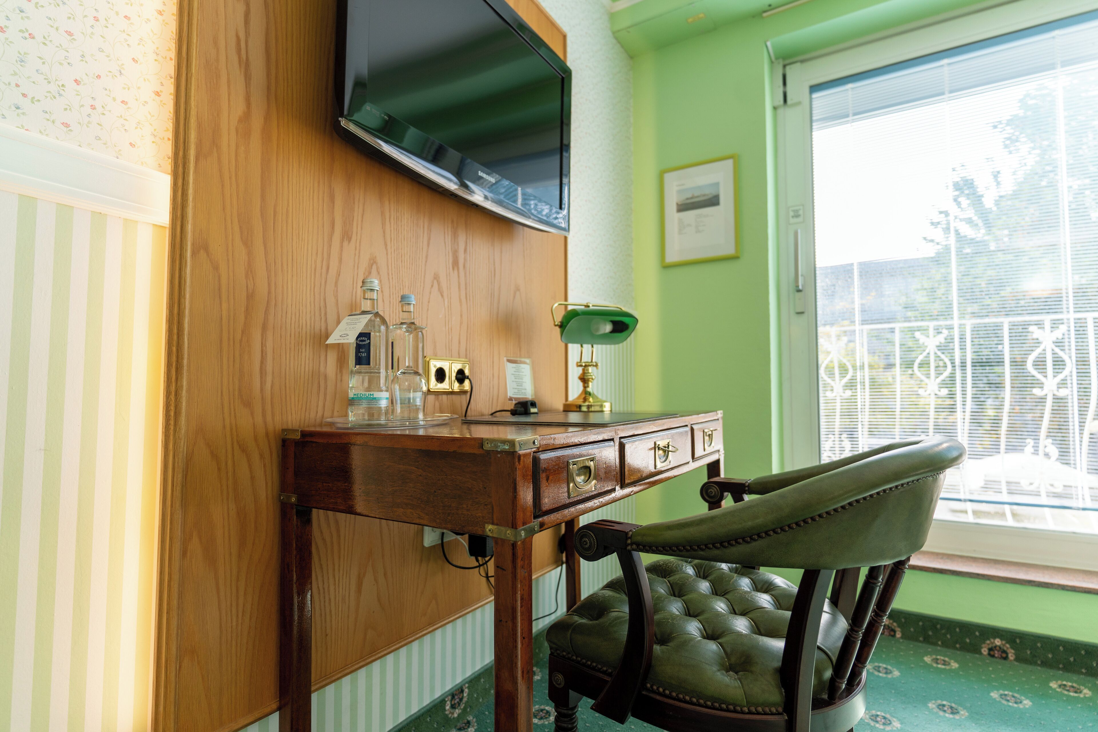 maritim superior | bathroom | separate bathtub and shower, deep-soaking bathtub, free toiletries