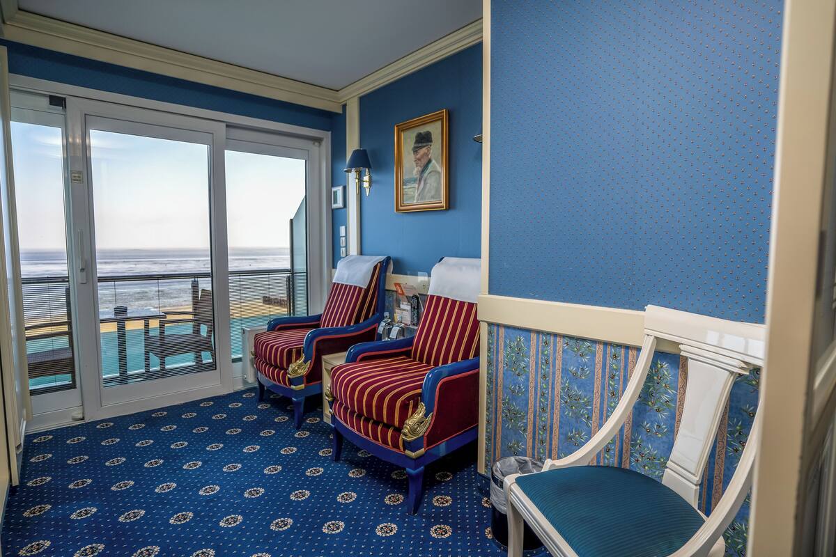 2 bedrooms, premium bedding, minibar, in-room safe