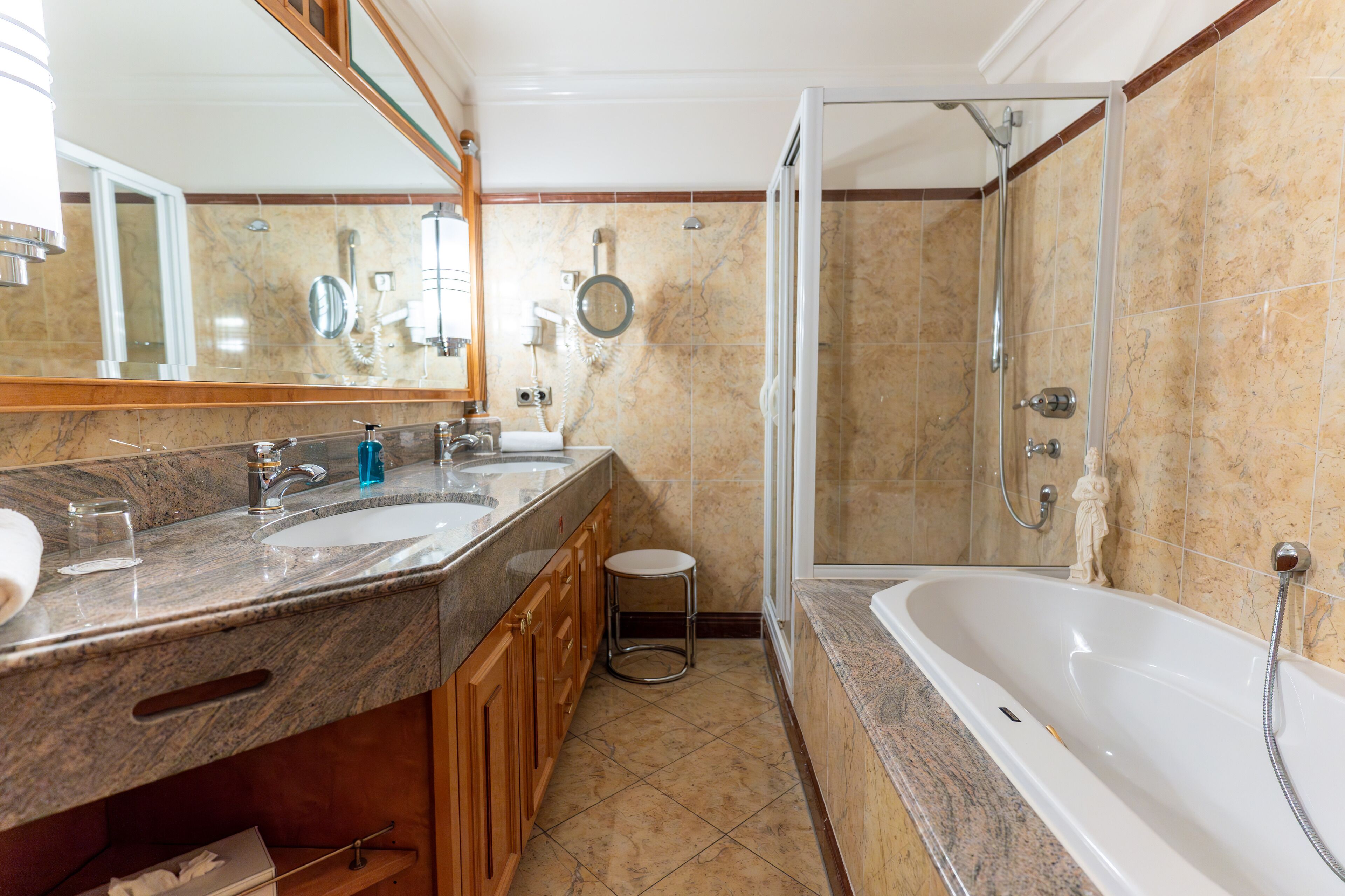 suite admiral seitlicher meerblick | bathroom | separate bathtub and shower, deep-soaking bathtub, free toiletries
