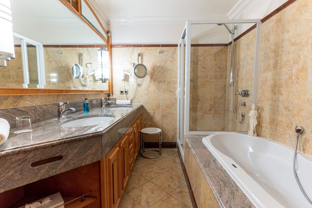 suite admiral seitlicher meerblick | bathroom | separate bathtub and shower, deep-soaking bathtub, free toiletries