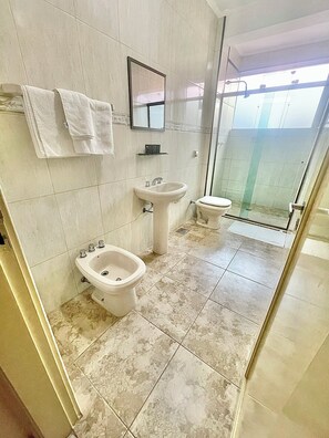 Quadrupla Superior | Bagno | Doccia, soffione a pioggia, set di cortesia gratuito, bidet