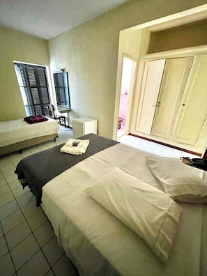 Minibar, brankas, ruang kerja ramah laptop, dan Wi-Fi gratis