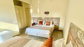 Frigobar, cofres nos quartos, espaço de trabalho para notebook