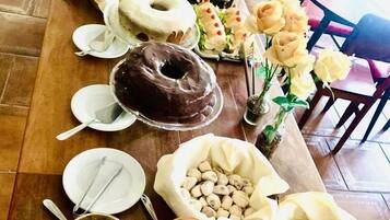 Café da manhã com buffet grátis todos os dias