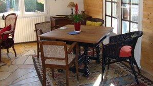 Ein Essbereich mit Holztisch, Stühlen und einem gemusterten Teppich.