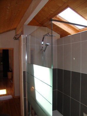 Dusche, Haartrockner, Handtücher, Toilettenpapier
