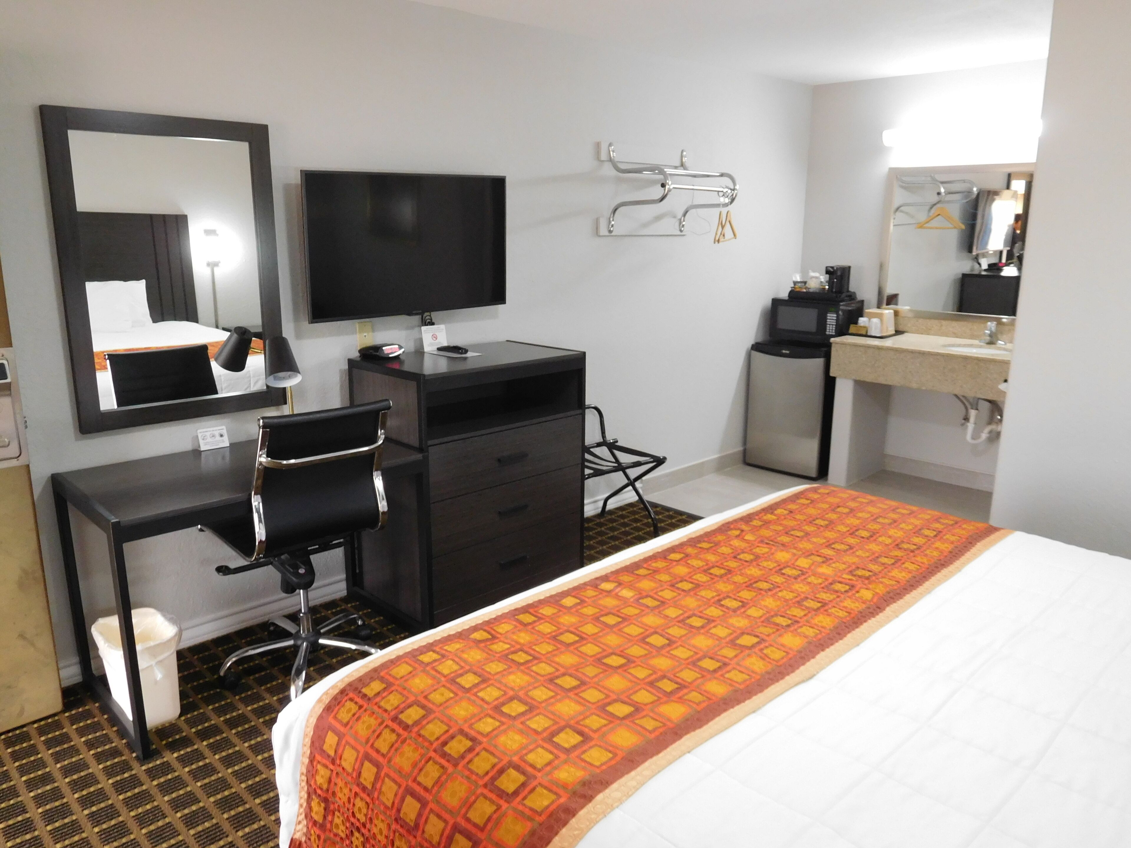 standard room, 1 king bed, non smoking | 1 bedroom, desk, iron/ironing board, free wifi