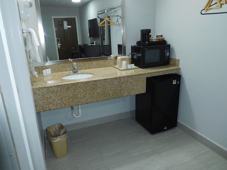 Bathroom sink. Deluxe Inn Motel