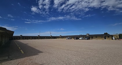 Deluxe Inn Motel
