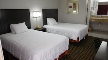 Habitación estándar, 2 camas matrimoniales, para no fumadores | Escritorio, tabla de planchar con plancha, wifi gratis y ropa de cama