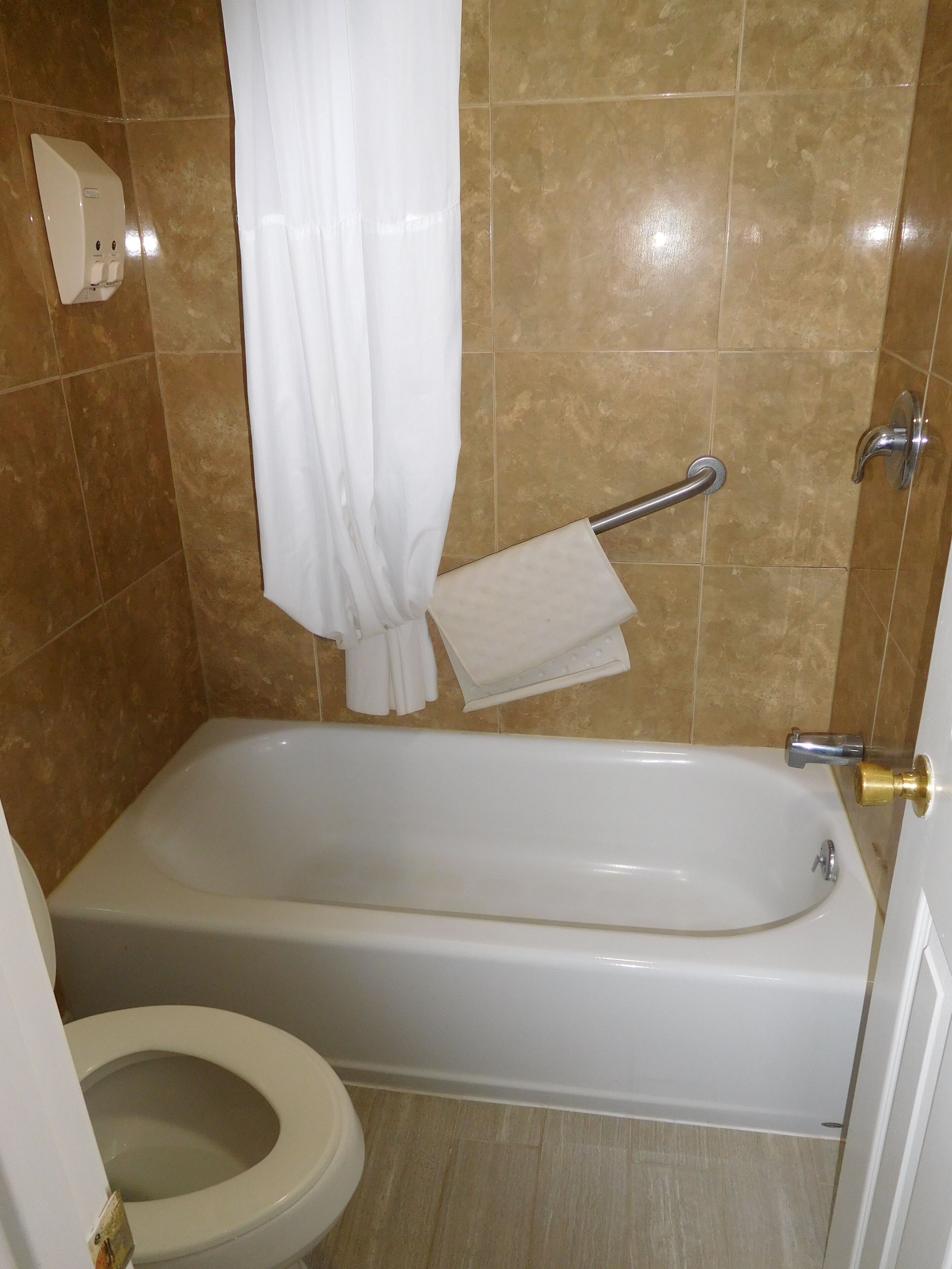 standard room, 1 king bed, non smoking | bathroom | combined shower/bathtub, free toiletries, towels