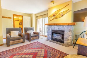 Téléviseur, foyer, lecteur de DVD, livres