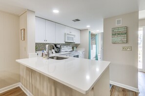 Réfrigérateur, micro-ondes, plaque de cuisson, lave-vaisselle