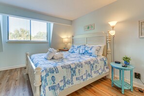 2 bedrooms, iron/ironing board, Internet, bed sheets - Hilton Head Condo: Walk to Coligny Beach & Plaza! (Hilton Head Island)