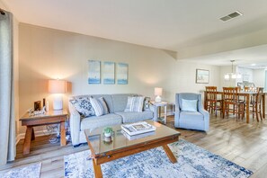 TV, DVD player - Hilton Head Condo: Walk to Coligny Beach & Plaza! (Hilton Head Island)