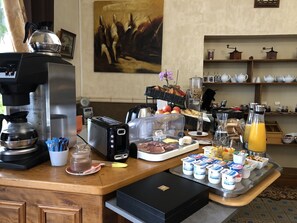 Se ofrece un desayuno bufé todos los días (por un coste adicional)