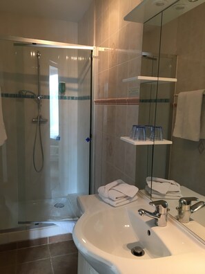 Superior Double Room | Bathroom | Deep-soaking bathtub, free toiletries, hair dryer, towels - Hôtel de la Loire (Saint-Satur)