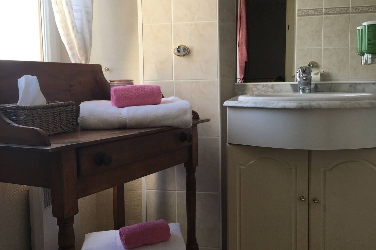 comfort double room | bathroom | deep-soaking bathtub, free toiletries, hair dryer, towels