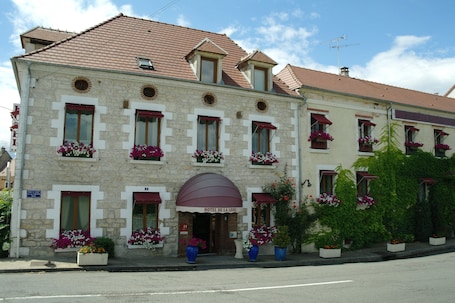 Fachada de la propiedad. Hôtel de la Loire