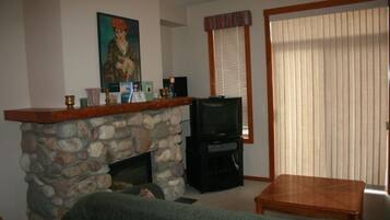 Télévision, cheminée, console de jeux vidéo, lecteur de DVD