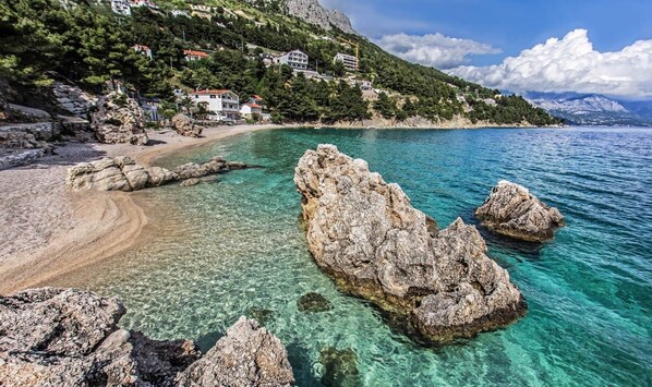 Una spiaggia nelle vicinanze, lettini da mare