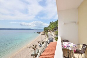 Property grounds - 2 Bedroom, 4 Guests, Direct on a stunning beach (Mimice)