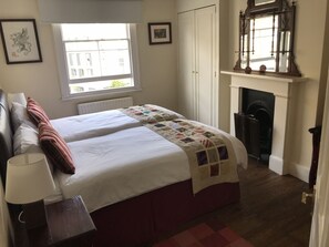 2 bedrooms, in-room safe, desk, iron/ironing board