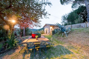 Outdoor dining - La Limonaia, villa with Heated Spa (San Venanzo)